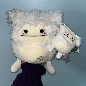 Winter Bigfoot - Ever 8in and clip - Squishmallows